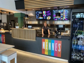 hx_mennes_bratwerk_2023.JPG Moderner Gastronomietresen in Holz und grau mit Leuchtdisplays