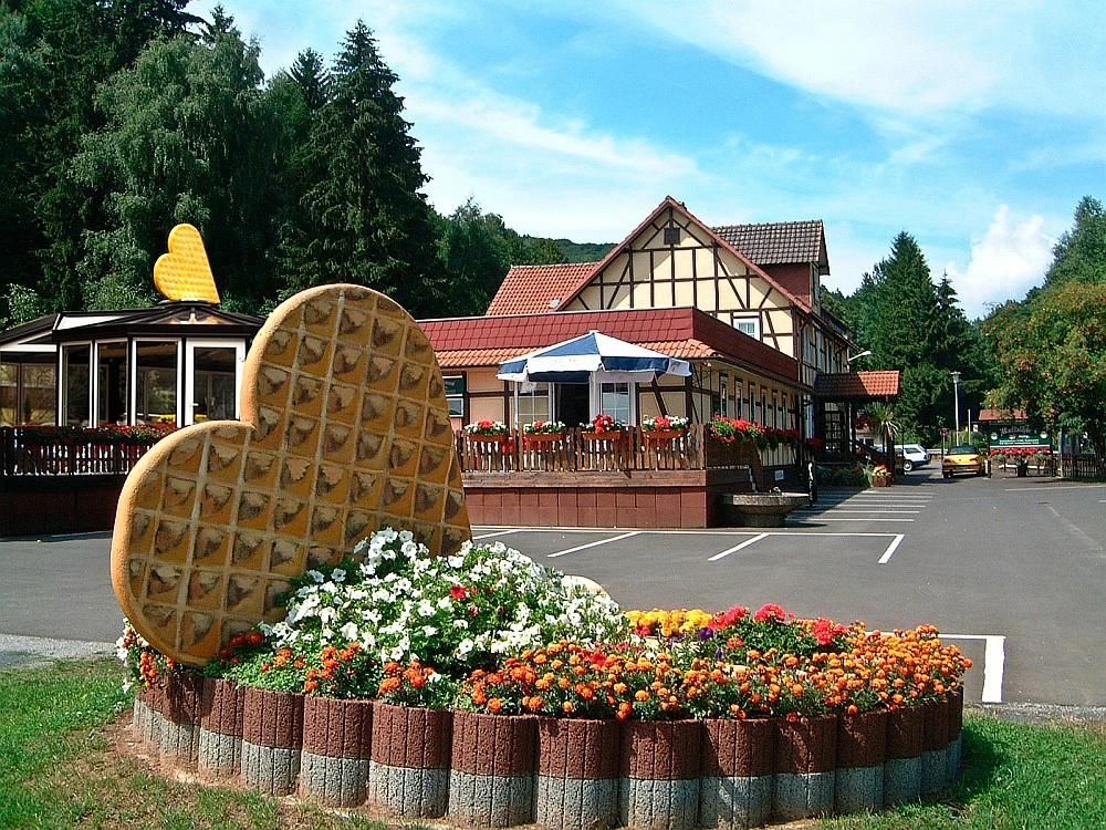 Waffelhaus_Panorama_2004_mit_Wintergarten-Kopie.jpg