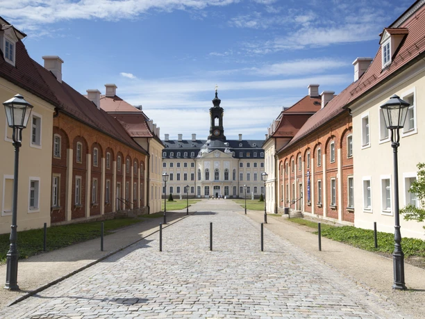 Le château Hubertusburg à Wermsdorf, sur la route qui y mène des pavés, des maisons à gauche et à droite de l'image et des lanternes, Excursion, Leipzig Région