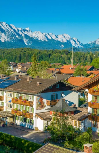 Hotelansicht mit Wettersteingebirge