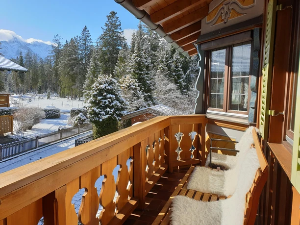sonniger Südbalkon mit Bergblick sonniger Südbalkon mit Bergblick