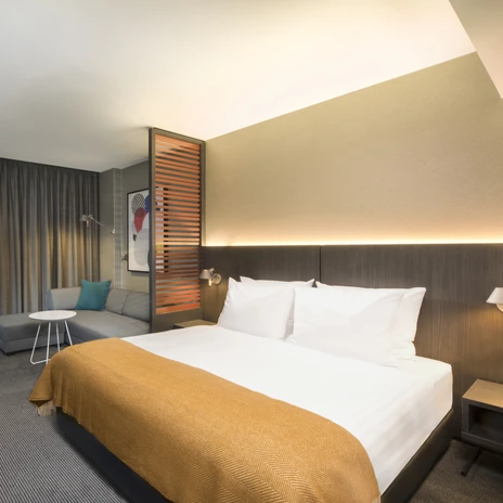 Studio Hotelzimmer im Tagungshotel Adina Apartment Hotel Leipzig – präsentiert vom Leipzig Convention BureauStudio hotel room at the conference hotel Adina Apartment Hotel Leipzig – presented by Leipzig Convention Bureau