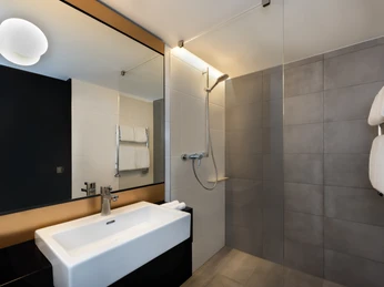 Bad des Hotelzimmer Studio im Tagungshotel Adina Apartment Hotel | Leipzig Convention Bureau Bad des Hotelzimmer Studio im Tagungshotel Adina Apartment Hotel – präsentiert vom Leipzig Convention BureauBathroom of the studio hotel room at the conference hotel Adina Apartment Hotel – presented by the Leipzig Convention BureauKoupelna v hotelovém pokoji Studio v konferenčním hotelu Adina Apartment Hotel - předložil Leipzig Convention BureauŁazienka pokoju hotelowego Studio w hotelu konferencyjnym Adina Apartment Hotel - prezentowana przez Leipzig Convention BureauBadkamer van de hotelkamer Studio in het conferentiehotel Adina Apartment Hotel - gepresenteerd door het Leipzig Convention BureauBagno della camera d'albergo Studio nell'hotel congressuale Adina Apartment Hotel - presentato dall'Ufficio Congressi di Lipsia