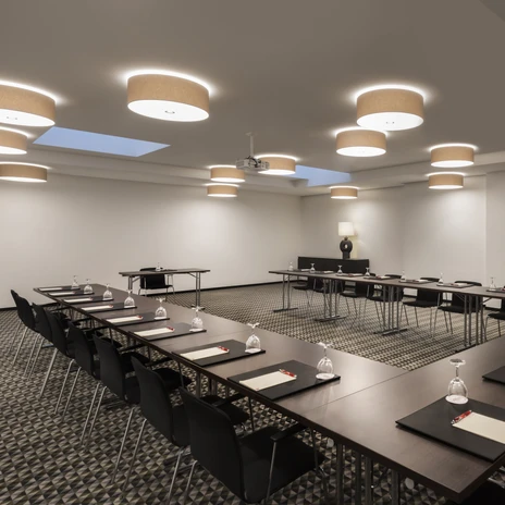Tagungsraum Brühl in U-Bestuhlung im Tagungshotel Adina Apartment Hotel Leipzig | Leipzig Convention Bureau