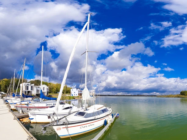 Boote liegen in der Lagune in Kahnsdorf an, Wasser, blauer Himmel, Wolken, Bäume, Häuser, StegBoats moored in the lagoon in Kahnsdorf, water, blue sky, clouds, trees, houses, jettyLodě zakotvené v laguně v Kahnsdorfu, voda, modrá obloha, mraky, stromy, domy, moloŁodzie zacumowane w lagunie w Kahnsdorf, woda, błękitne niebo, chmury, drzewa, domy, moloBoten aangemeerd in de lagune in Kahnsdorf, water, blauwe lucht, wolken, bomen, huizen, steigerBarche ormeggiate nella laguna di Kahnsdorf, acqua, cielo blu, nuvole, alberi, case, molo