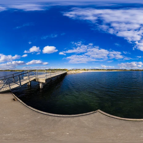 Panorama-Ansicht des Cospudener Sees in der Region Leipzig, Steg, Wasser, blauer Himmel, WolkenPanoramic view of Lake Cospuden in the Leipzig region, jetty, water, blue sky, cloudsPanoramatický pohled na jezero Cospuden v Lipsku, molo, voda, modrá obloha, mrakyPanoramiczny widok na jezioro Cospuden w regionie Lipska, molo, woda, błękitne niebo, chmuryPanoramisch uitzicht op het Cospudenmeer in de regio Leipzig, steiger, water, blauwe lucht, wolkenVista panoramica del lago Cospuden nella regione di Lipsia, pontile, acqua, cielo blu, nuvole