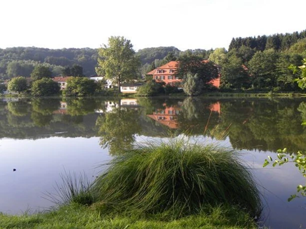 Roter Bau aus der Weiheransicht