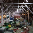 Ostfriesisches Landwirtschaftsmuseum Campen Blick in die Scheune des Museums mit den historischen Treckern und Fahrzeugen. View of the museum's barn with the historic tractors and vehicles. Udsigt over museets lade med de historiske traktorer og køretøjer. Kijk in de schuur van het museum met de historische tractoren en voertuigen.
