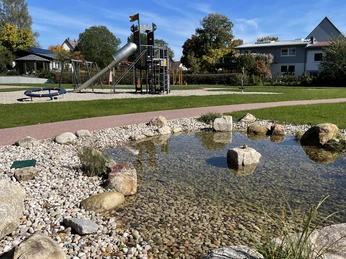 Kleiner Teich auf dem Mehrgenerationenplatz Loßburg