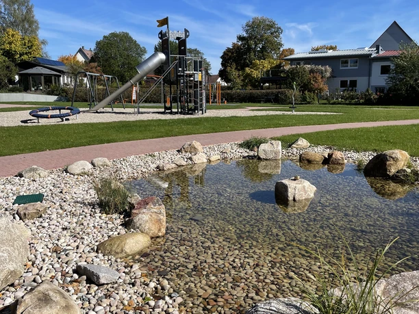 Kleiner Teich auf dem Mehrgenerationenplatz Loßburg