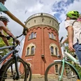 Camera Obscura, Mülheim an der Ruhr Eine vierköpfige Familie mit Fahrrädern betrachtet den Broicher Wasserturm mit der Camera Obscura bei einer Fahrradtour.