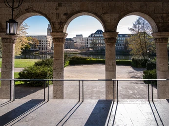 Blick aus der Stadthalle von der Ruhrterrasse auf die Ruhr