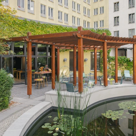 Freisitz im Innenhof des Tagungshotels Vienna House Easy by Wyndham Leipzig - präsentiert vom Leipzig Convention BureauOutdoor seating in the courtyard of the conference hotel Vienna House Easy by Wyndham Leipzig - presented by Leipzig Convention Bureau
