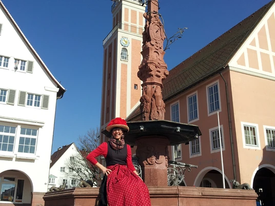 Themenfuehrungen Gefuehrte Wanderungen Freudenstadt Tourismus Schwarzwaldmaedel Brunnen Rathaus Themenfuehrungen Gefuehrte Wanderungen Freudenstadt Tourismus Schwarzwaldmaedel Brunnen Rathaus