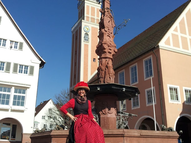 Themenfuehrungen Gefuehrte Wanderungen Freudenstadt Tourismus Schwarzwaldmaedel Brunnen Rathaus Themenfuehrungen Gefuehrte Wanderungen Freudenstadt Tourismus Schwarzwaldmaedel Brunnen Rathaus