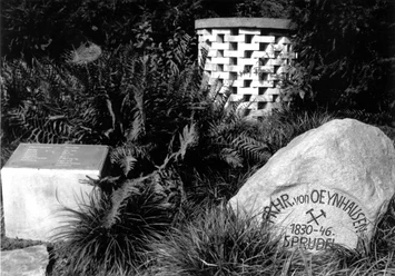 Oeynhausen-Sprudel, Rotunde um 1995 Stein mit Inschrift "Oeynhausen-Sprudel" und Gedenkstein in einer von Farnen umgebenen Parkanlage.
