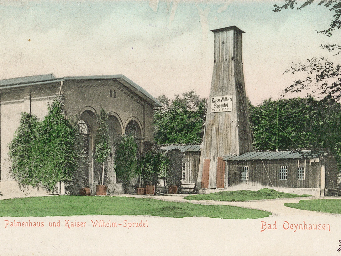 Kaiser-Wilhelm-Sprudel Historisches Gebäude mit Aufschrift "Kaiser-Wilhelm-Sprudel" und Grünflächen in Bad Oeynhausen.