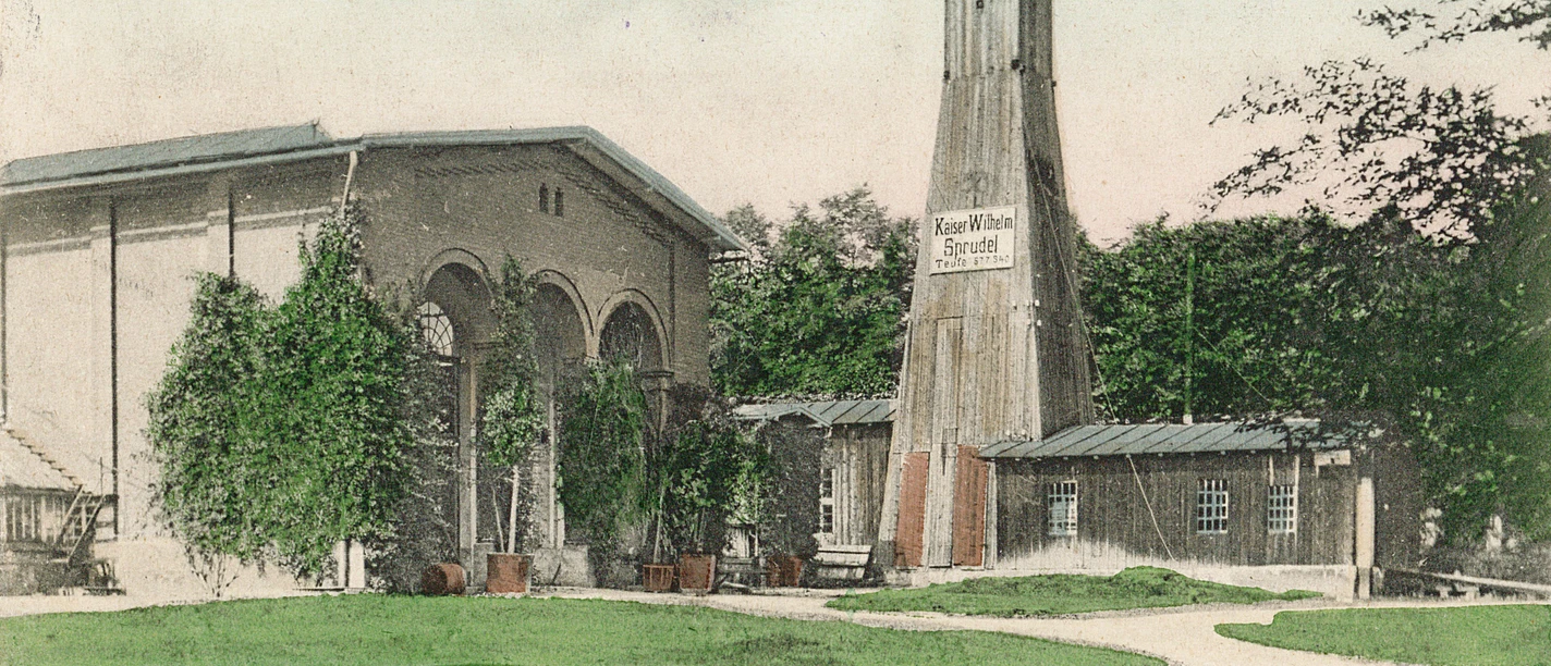 Kaiser-Wilhelm-Sprudel Historisches Gebäude mit Aufschrift "Kaiser-Wilhelm-Sprudel" und Grünflächen in Bad Oeynhausen.