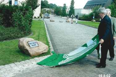 Gert Michel-Sprudel Granitstein mit Gedenktafel zeugt von der Einweihung des Gert Michel-Sprudels, 2002, bei Menschenansammlung.
