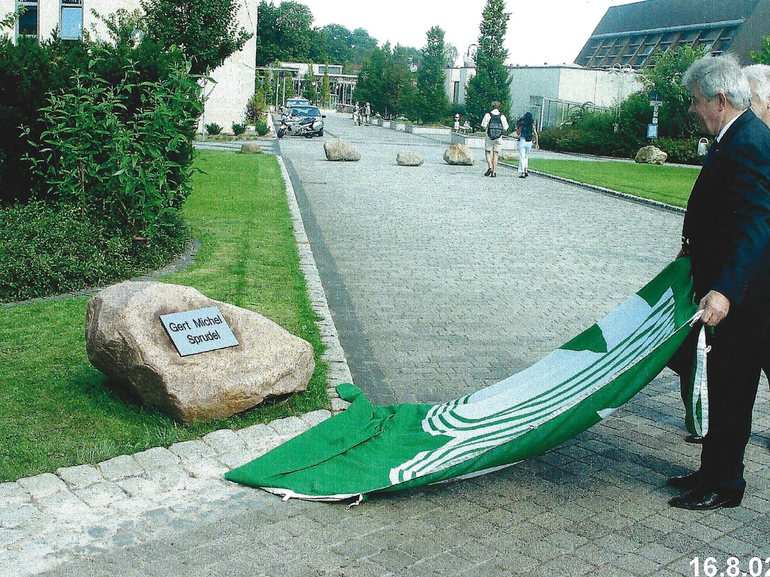 Gert Michel-Sprudel Granitstein mit Gedenktafel zeugt von der Einweihung des Gert Michel-Sprudels, 2002, bei Menschenansammlung.