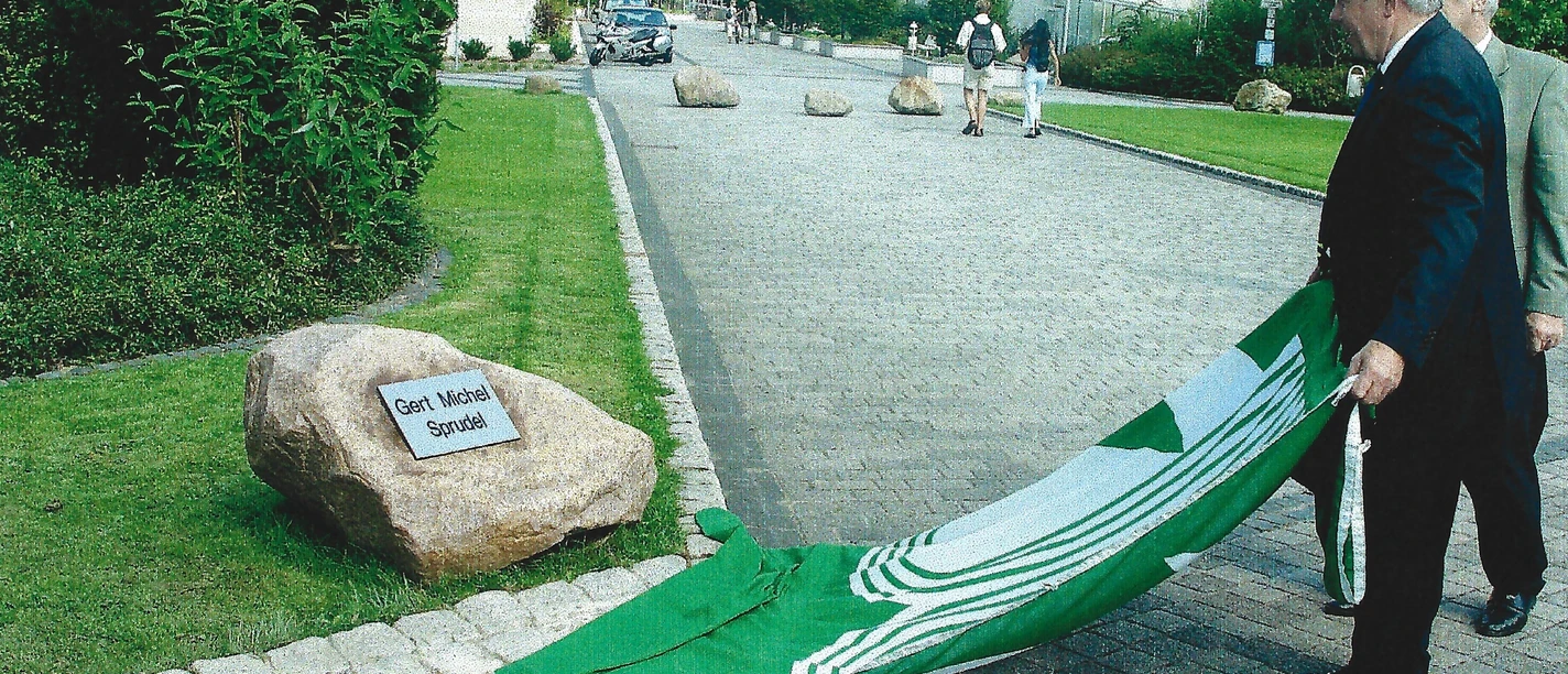 Gert Michel-Sprudel Granitstein mit Gedenktafel zeugt von der Einweihung des Gert Michel-Sprudels, 2002, bei Menschenansammlung.