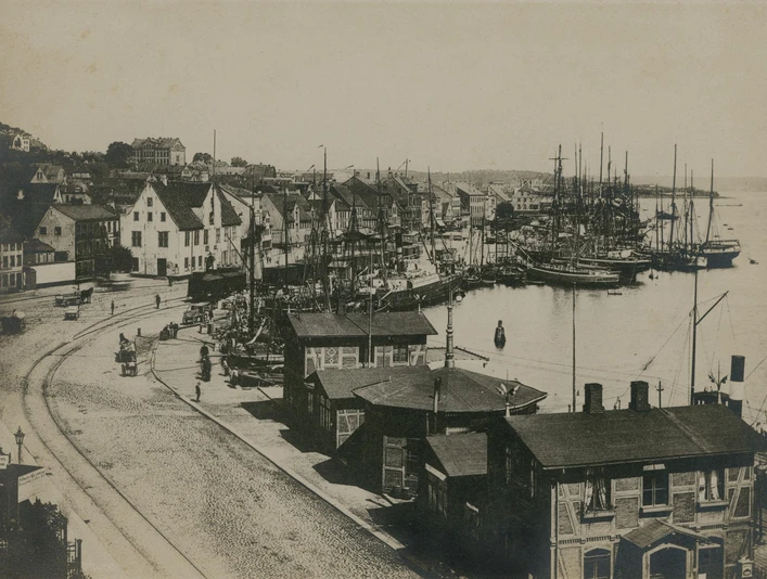 Be- und Entladen am Dampfschiffspavillon um 1900