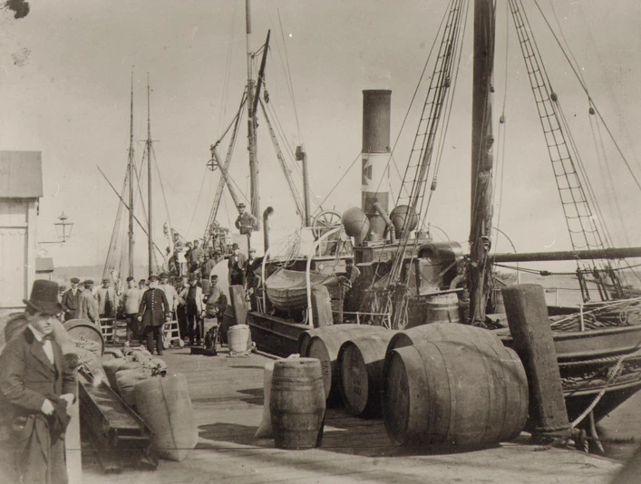 An der Dampferbrücke um 1880