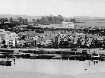 Blick auf Hafendamm und Pilkentafel um 1900