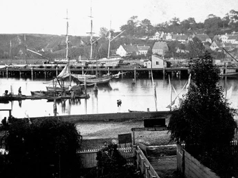 Blick vom Westufer zum Hafendamm