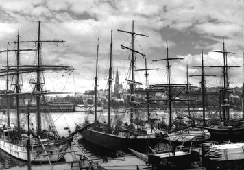Finnische Holzsegler an der Schiffbrücke um 1920