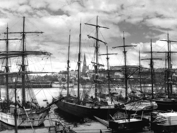 Finnische Holzsegler an der Schiffbrücke um 1920