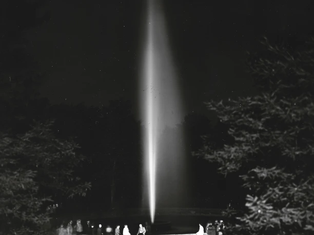 Jordansprudel bei Nacht, R. Langer, StABO.jpg Nachts leuchtender Wassersprudel in Bad Oeynhausen, umgeben von Bäumen und Weglichtern.