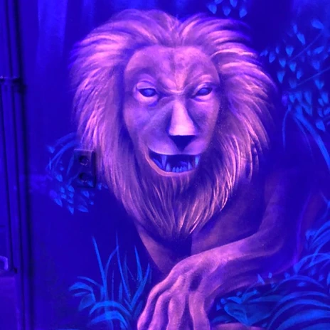 Schwarzlichtlöwen (3).jpg