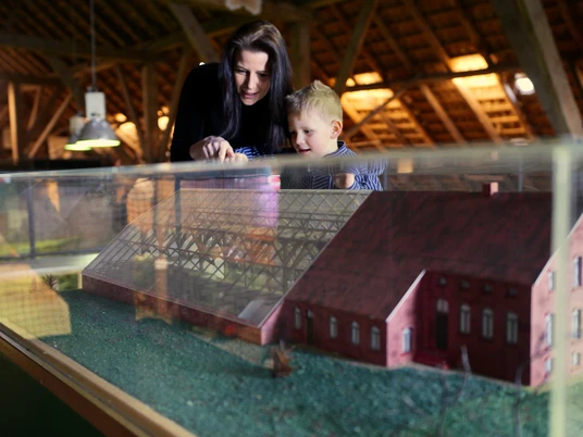 Ostfriesisches Landwirtschaftsmuseum Campen Blick auf ein Modell von einem Gulfhof in der Ausstellung