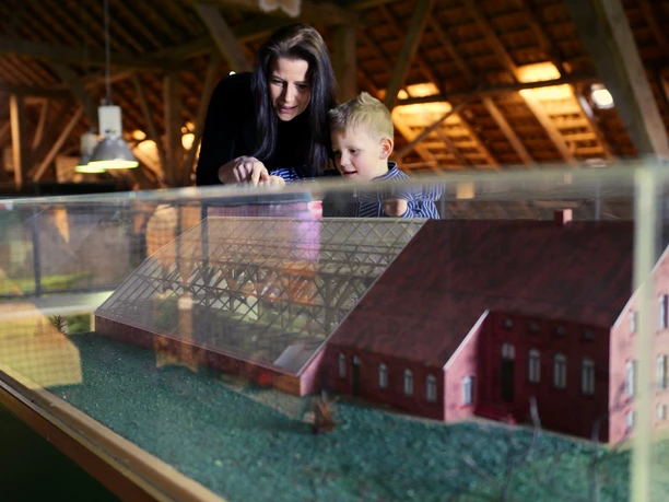 Ostfriesisches Landwirtschaftsmuseum Campen Blick auf ein Modell von einem Gulfhof in der Ausstellung