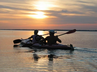 kanufahrer-im-sonnenuntergang.jpg