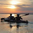 kanufahrer-im-sonnenuntergang.jpg