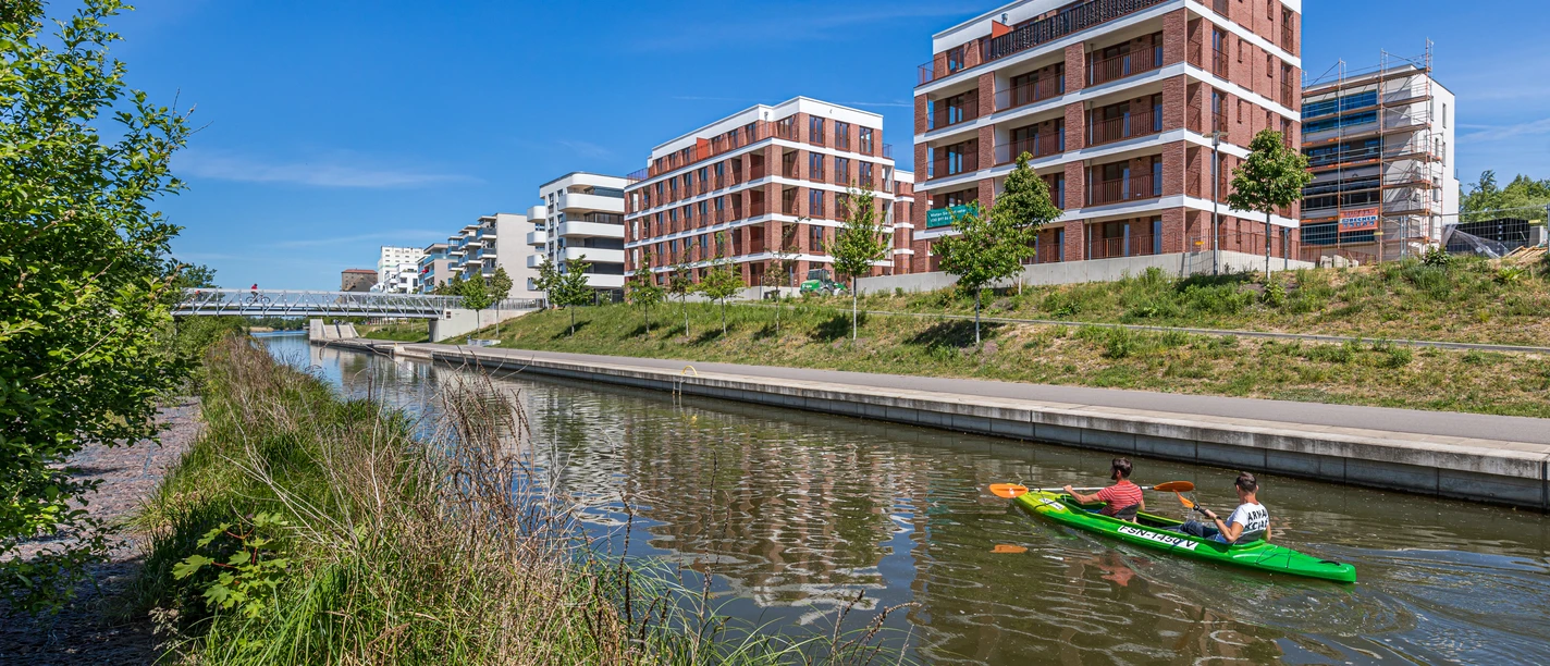 Port w Lindenau z dwoma kajakarzami, woda, przyroda, architektura