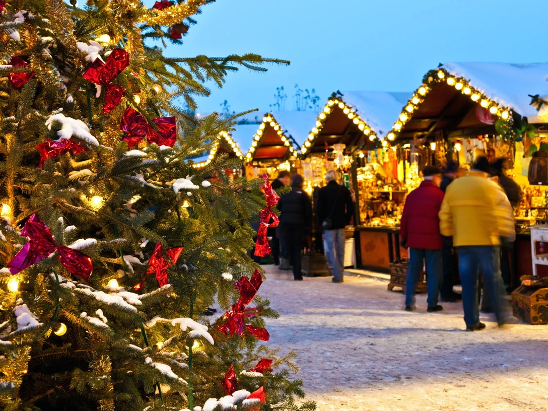 Weihnachtsmarkt mit Schnee