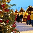 Weihnachtsmarkt mit Schnee