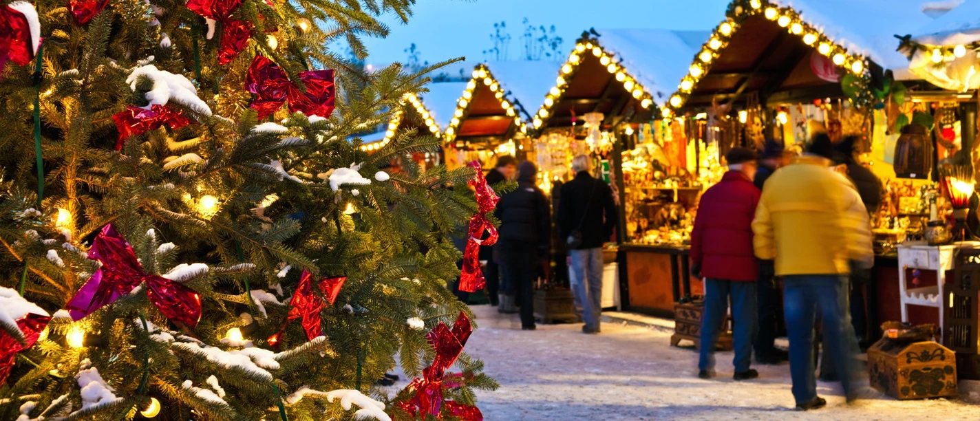 Weihnachtsmarkt mit Schnee