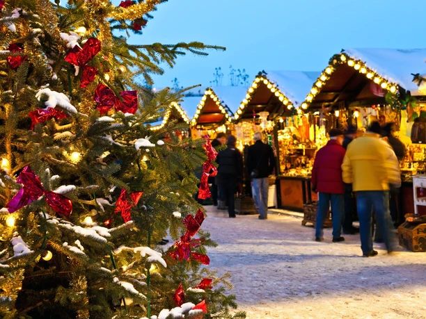 Weihnachtsmarkt mit Schnee