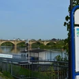 Anleger Sächsische Dampfschifffahrt Pirna Blick auf eine steinerne Brücke und den Anleger der Sächsischen Dampfschifffahrt über einen Fluss in Pirna, mit einem Informationsschild im Vordergrund und einem klaren Himmel.View of a stone bridge and the jetty of the Saxon steamboat company across a river in Pirna, with an information sign in the foreground and a clear sky.Pohled na kamenný most a molo Saské paroplavební společnosti přes řeku v Pirně s informační cedulí v popředí a jasnou oblohou.Widok kamiennego mostu i nabrzeża Saxon Steamship Company po drugiej stronie rzeki w Pirnie, ze znakiem informacyjnym na pierwszym planie i czystym niebem.Gezicht op een stenen brug en de aanlegsteiger van de Saxon Steamship Company over een rivier in Pirna, met een informatiebord op de voorgrond en een heldere hemel.Veduta di un ponte in pietra e del molo della Saxon Steamship Company attraverso un fiume a Pirna, con un cartello informativo in primo piano e un cielo sereno.