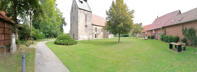 Panorama_Sigward.jpg Die St. Sigward-Kirche aus dem 12. Jahrhundert steht eindrucksvoll in einer ländlichen Umgebung.
