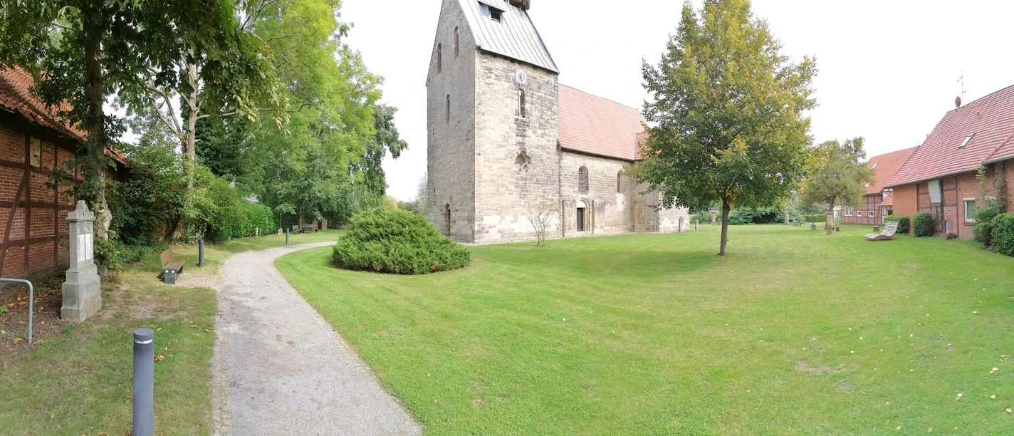 Panorama_Sigward.jpg Die St. Sigward-Kirche aus dem 12. Jahrhundert steht eindrucksvoll in einer ländlichen Umgebung.