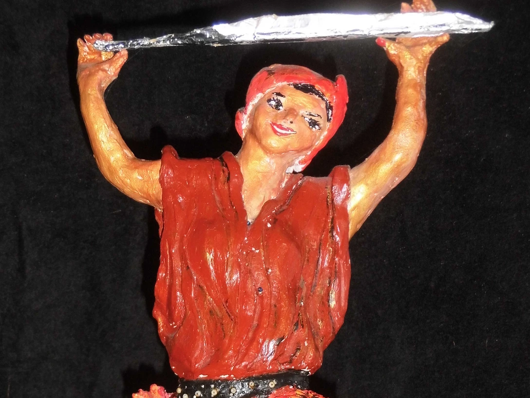 Raku-Keramik der LAK Bunte Raku-Keramikfigur einer lächelnden Person mit hoch erhobenen Armen und silbernem Objekt.