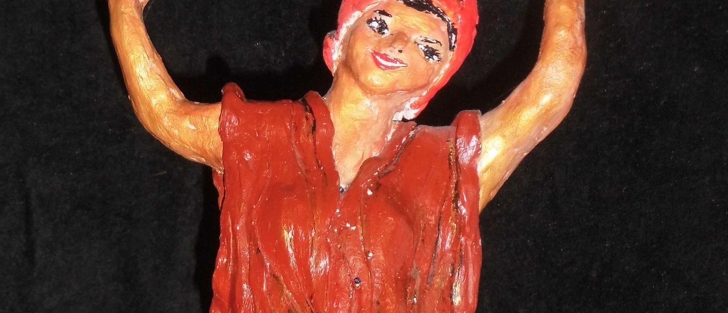 Raku-Keramik der LAK Bunte Raku-Keramikfigur einer lächelnden Person mit hoch erhobenen Armen und silbernem Objekt.