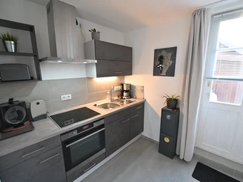 Küchenzeile mit Elektrogeräten und Spüle Kitchen unit with electrical appliances and sink