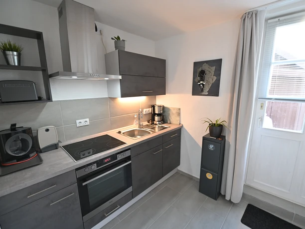 ferienhaeuschen_an_der_stadtmauer_kueche.jpg Küchenzeile mit Elektrogeräten und Spüle