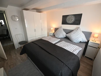 ferienhaeuschen_an_der_stadtmauer_schlafzimmer.jpg Bedroom with large bed